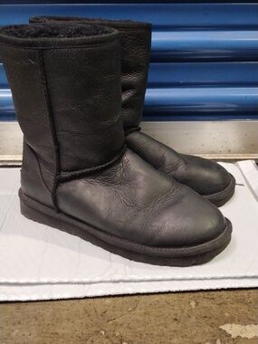 UGG Classic Short leather boots SIZE: 8